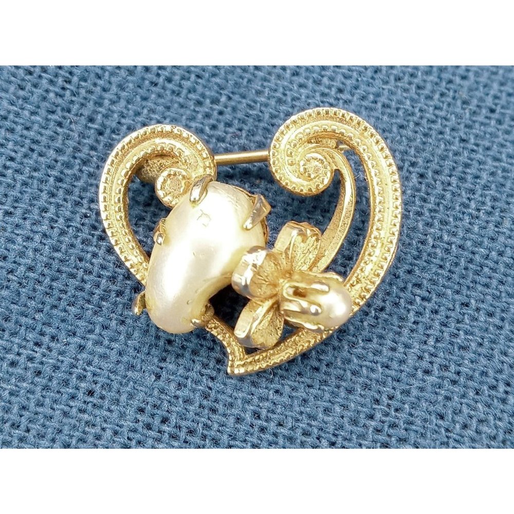 Vintage Pin Brooch Heart Shaped Faux Pearls Floral Gold Tone Small Flower 0.75" - Picture 1 of 3